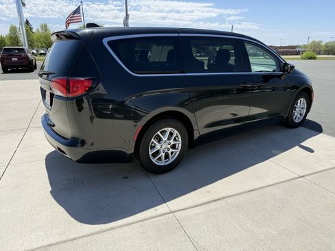 Used 2023 Chrysler Voyager LX FWD image 8