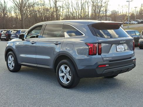 Used 2023 Kia Sorento LX image 4