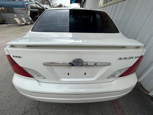 Used 2000 Toyota Avalon XLS image 6