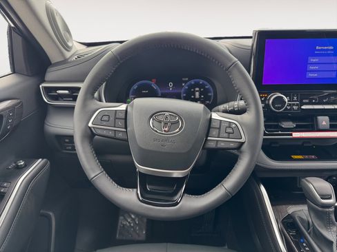 New 2026 Toyota Highlander Platinum image 3