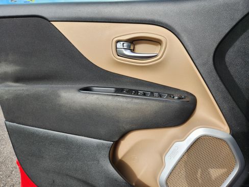 Used 2016 Jeep Renegade Latitude image 17