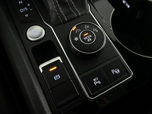 Certified 2022 Volkswagen Atlas Cross Sport SEL Premium R-Line image 30