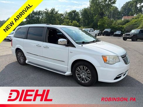 Used 2014 Chrysler Town & Country Touring-L FWD image 6