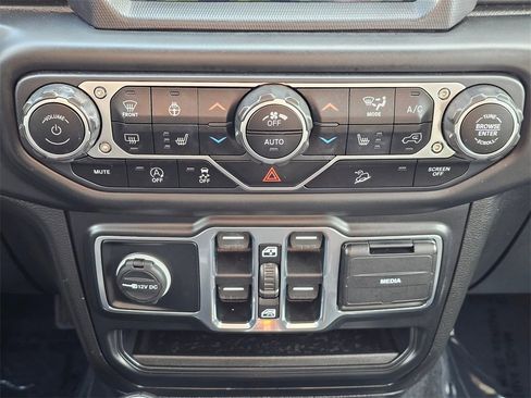 Used 2020 Jeep Wrangler Unlimited Sahara image 30