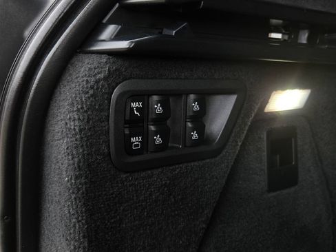 Used 2022 BMW X7 xDrive40i w/ M Sport Package AWD/4WD image 38
