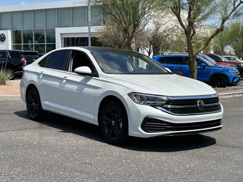 Used 2024 Volkswagen Jetta SE FWD image 6