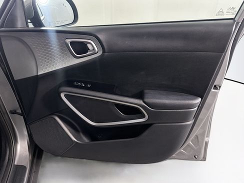 Used 2025 Kia Soul LX w/ LX Technology Package FWD image 32