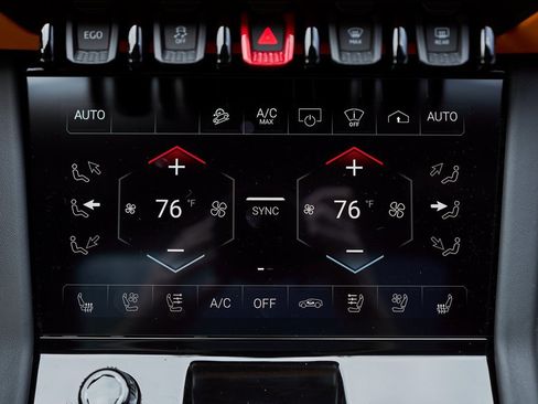 Used 2025 Lamborghini Urus SE image 69