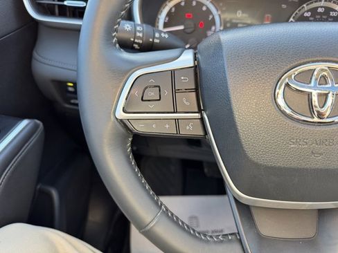 Used 2023 Toyota Highlander XLE image 23