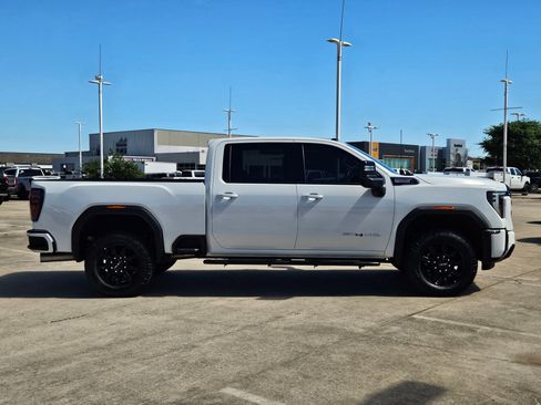 Used 2025 GMC Sierra 2500 AT4 AWD/4WD image 2