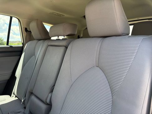 Used 2020 Toyota Highlander L AWD/4WD image 17