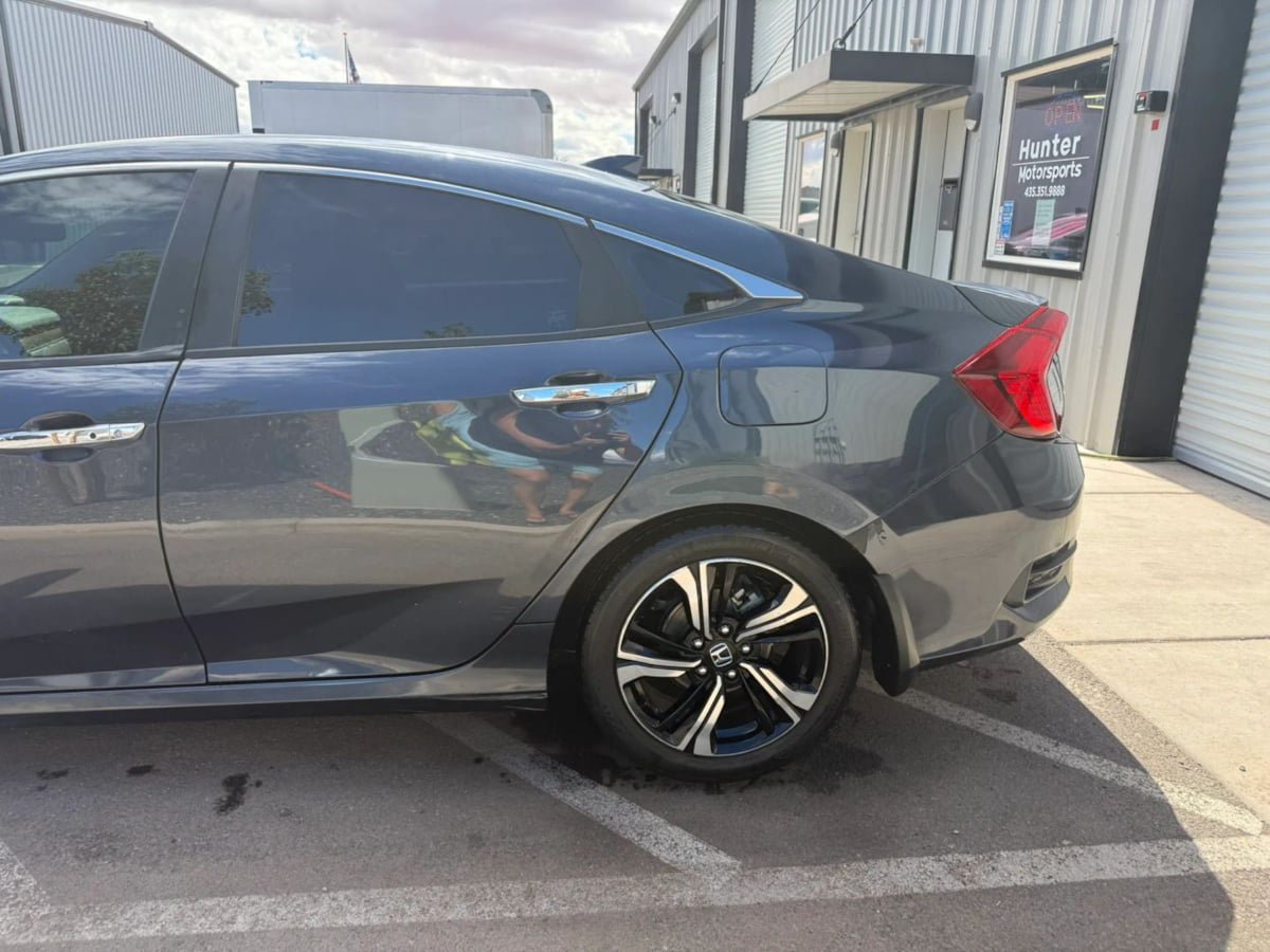 Used 2017 Honda Civic Touring image 4