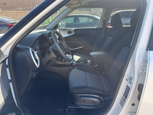 Used 2025 Kia Soul LX w/ LX Technology Package FWD image 24