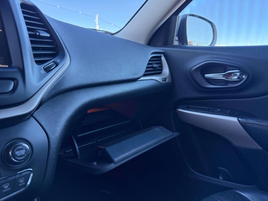 Used 2017 Jeep Cherokee Limited AWD/4WD image 28