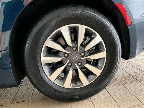 Used 2023 Chrysler Pacifica Touring-L FWD image 34