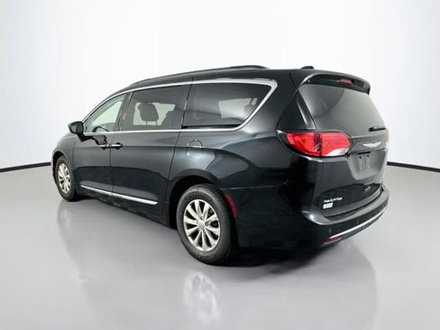 Used 2017 Chrysler Pacifica Touring-L FWD image 4