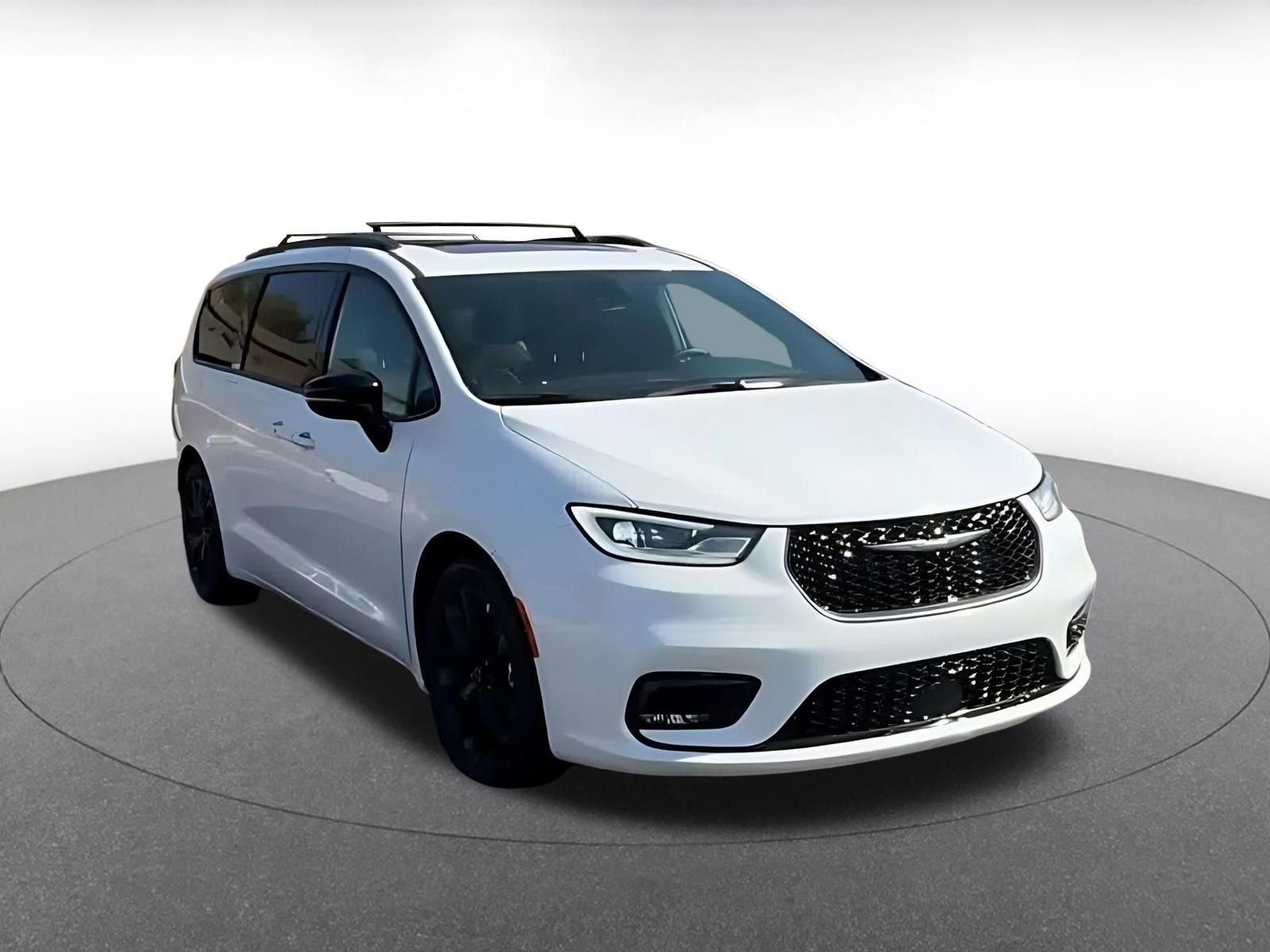 Used 2025 Chrysler Pacifica Limited FWD image 3