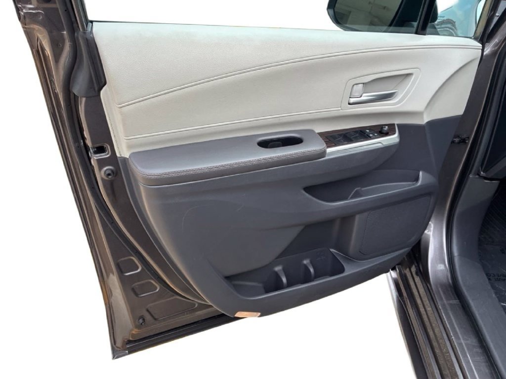 Used 2024 Toyota Sienna XLE FWD image 18