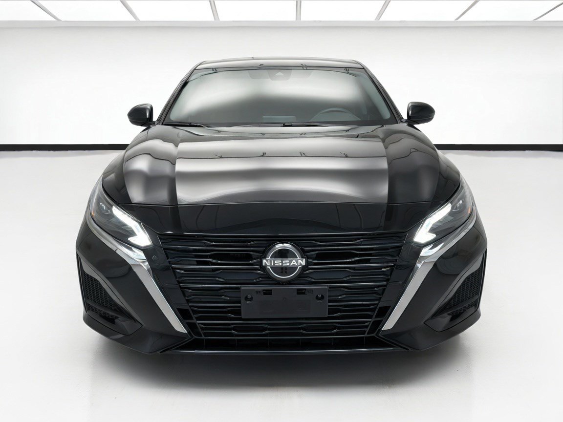 Used 2025 Nissan Altima 2.5 SV FWD image 2