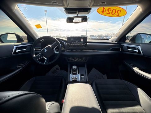 Used 2024 Mitsubishi Outlander SE image 16