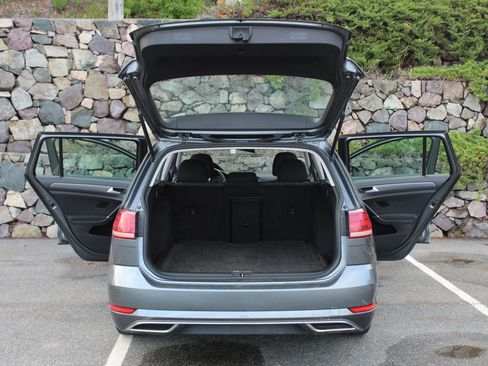 Used 2018 Volkswagen Golf S image 10