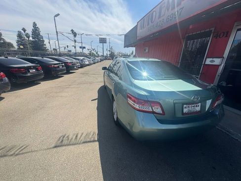 Used 2010 Toyota Camry LE image 7