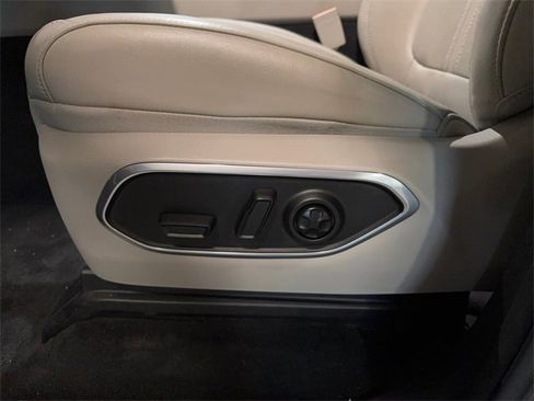 Used 2022 Jeep Wagoneer Series III w/ Premium Group I image 12