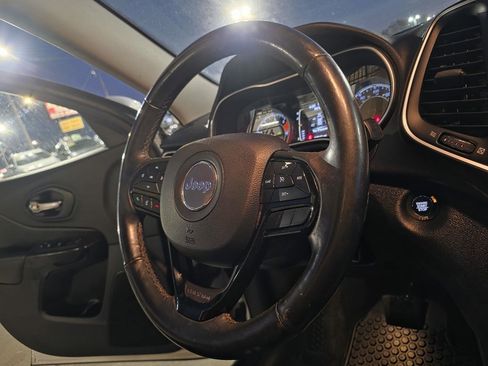 Used 2019 Jeep Cherokee Latitude Plus AWD/4WD image 13