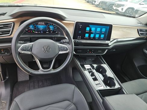 Used 2025 Volkswagen Atlas SE AWD/4WD image 16