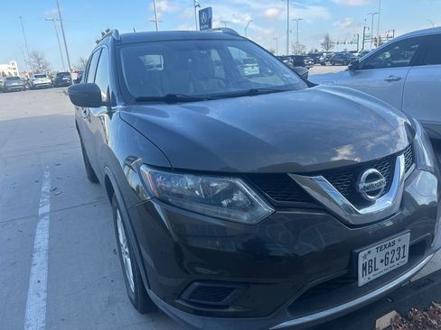 Used 2016 Nissan Rogue SV image 2