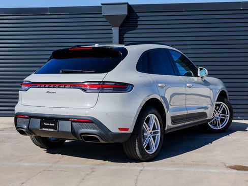 Certified 2022 Porsche Macan image 7