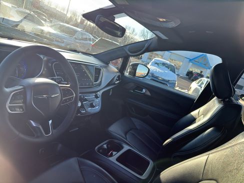 Used 2025 Chrysler Voyager LX image 23