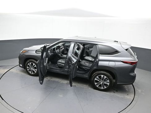 Used 2025 Toyota Highlander XLE AWD/4WD image 46
