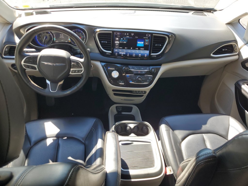 Used 2023 Chrysler Pacifica Touring-L FWD image 17