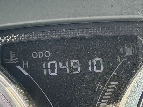 Used 2015 Nissan Versa SV image 4