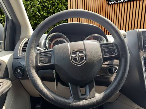 Used 2019 Dodge Grand Caravan SE w/ UConnect Hands-Free Group FWD image 8