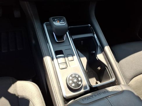 Used 2025 Nissan Pathfinder SV image 14