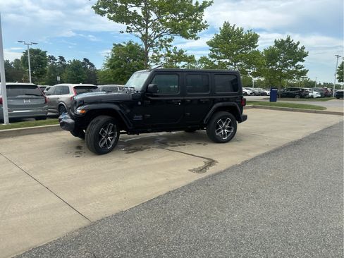 Used 2024 Jeep Wrangler Unlimited w/ Convenience Group AWD/4WD image 3