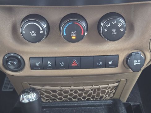 Used 2017 Jeep Wrangler Unlimited Rubicon w/ Connectivity Group AWD/4WD image 15