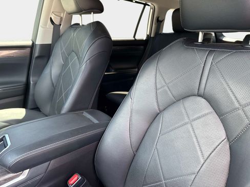 Used 2025 Toyota Highlander Platinum AWD/4WD image 21