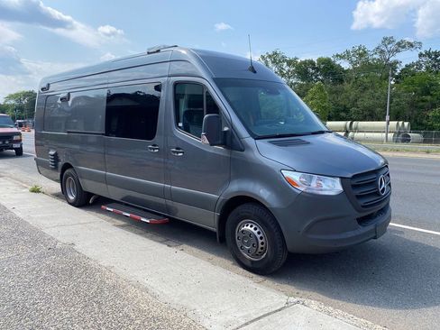Used 2022 Mercedes-Benz Sprinter 4500 w/ Parking Package image 7