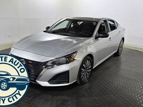 Used 2024 Nissan Altima 2.5 SV image 3