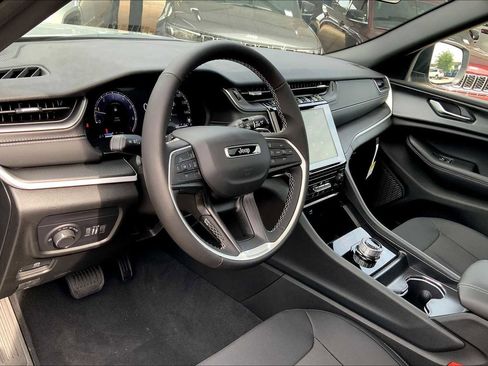 New 2025 Jeep Grand Cherokee L Laredo image 9