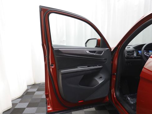 Used 2025 Volkswagen Atlas Cross Sport SE image 4