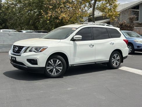 Used 2020 Nissan Pathfinder S FWD image 1