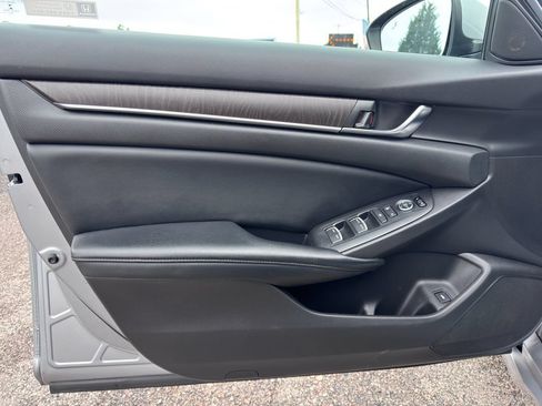 Used 2018 Honda Accord EX image 9