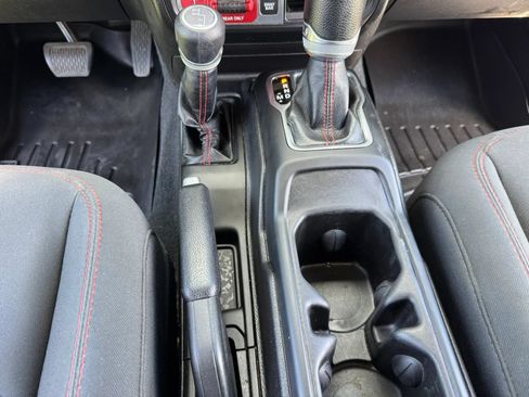 Used 2018 Jeep Wrangler Unlimited Rubicon w/ LED Lighting Group AWD/4WD image 18