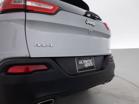 Used 2015 Jeep Cherokee Latitude w/ Comfort/Convenience Group AWD/4WD image 16