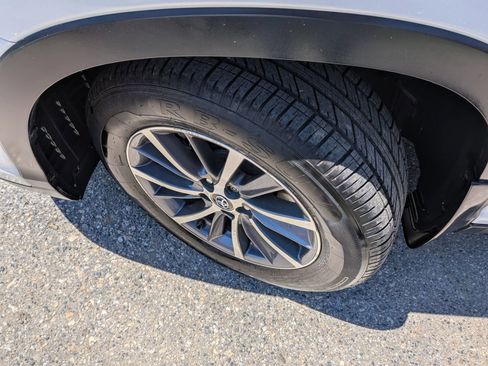 Used 2019 Toyota Highlander XLE AWD/4WD image 16