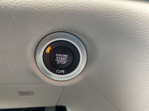 Used 2024 Chrysler Pacifica Touring-L FWD image 20